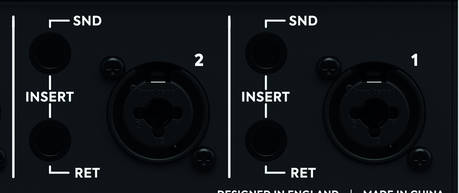 iD44 MKII リアのインサートおよび Mic/Line 接続
